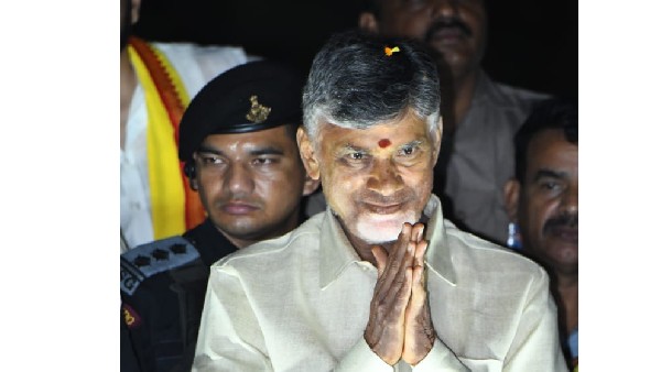 జైలులో ఉన్న నాయకులను కలిసిన చంద్రబాబు