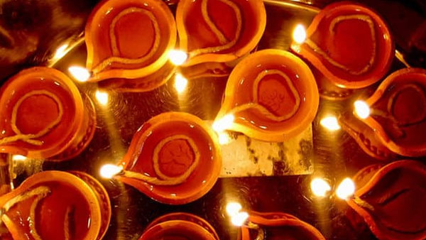 ఈ సమస్యలు పరిష్కారం కావాలంటే దీపారాధనలో ఈ నూనెలు వాడండి