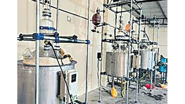 అత్యాధునిక ల్యాబ్లలో డ్రగ్స్ తయారీ అత్యాధునిక ల్యాబ్లలో డ్రగ్స్ తయారీ