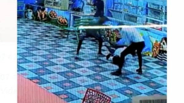 రెస్టారెంట్ లో దాడి రెస్టారెంట్ లో దాడి