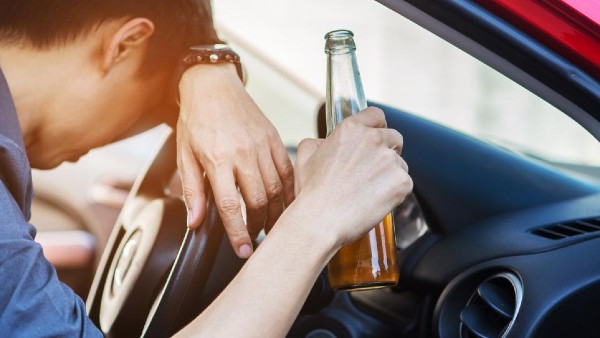 కారు పల్టీకొట్టి లేడీ టెక్కీ ప్రాణం పోయింది