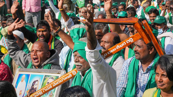 ఢిల్లీ నుంచి మట్టిని తెచ్చిన రైతులు