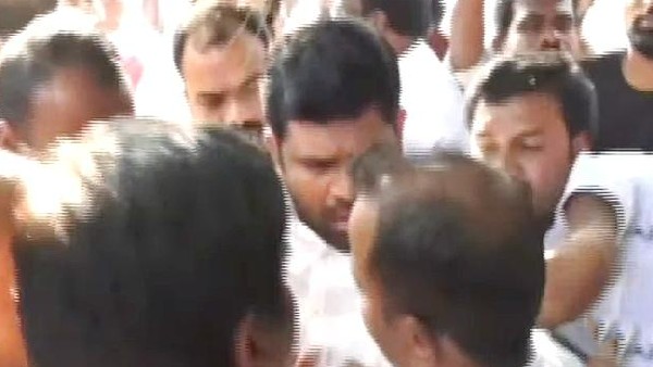 Hyderabad: Tense in Gandhi Bhavan: Anil and OU NSUI leaders fight. Hyderabad: Tense in Gandhi Bhavan: Anil and OU NSUI leaders fight.