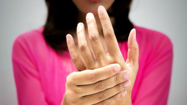 చేతులు, పెదవులు, భుజాలు .. అదిరితే కలిగే ఫలితాలు ఇలా చేతులు, పెదవులు, భుజాలు .. అదిరితే కలిగే ఫలితాలు ఇలా