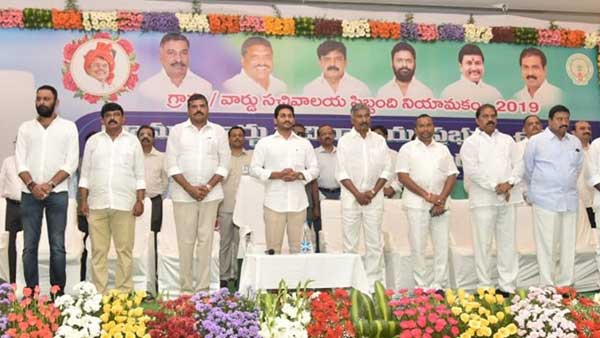 గృహసారధులు చేసేదేంటి? గృహసారధులు చేసేదేంటి?
