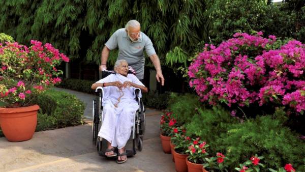 హీరాబెన్ మృతితో స్థానికంగా బంద్ నిర్ణయం.. పని చేసుకోవాలని మోడీ ఫ్యామిలీ సూచన