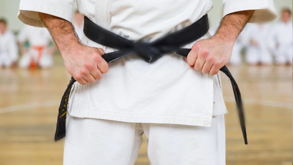 కరాటే మాస్టర్ ను నరికేశాడు కరాటే మాస్టర్ ను నరికేశాడు