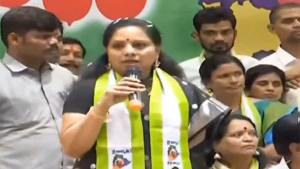 ఇక్కడే గొంతు నొక్కేస్తారా? అంటూ కవిత ఛమత్కారం