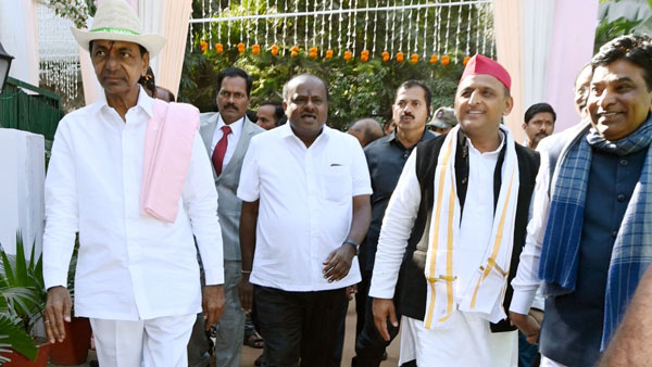 బీఆర్ఎస్ కార్యాలయంలో ఆ ఇద్దరు నేతలు..