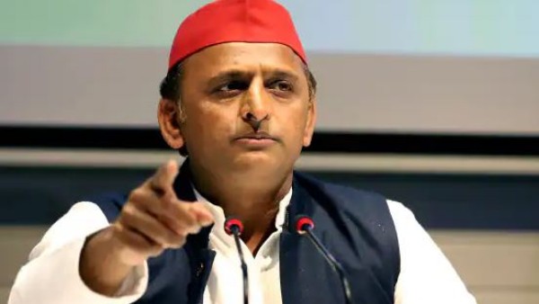 సోనియాకు అఖిలేష్ భార్య భార్య డింపుల్ యాదవ్ పాదాభివందనం