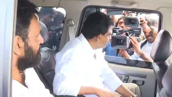 Former ministers Kodali Nani and Perni Nani came to CM YS Jagans MLAs workshop in same car