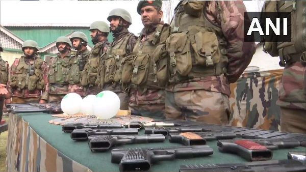 చైనా, పాకిస్థాన్ లకు చెందిన ఆయుధాల డంప్ స్వాధీనం చైనా, పాకిస్థాన్ లకు చెందిన ఆయుధాల డంప్ స్వాధీనం