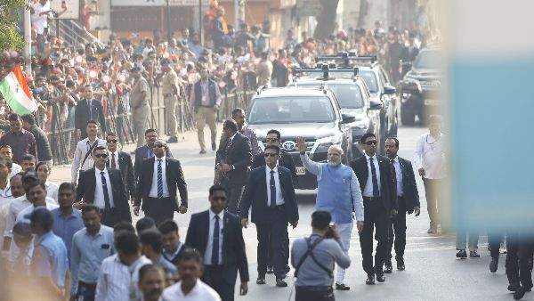 నడుచుకుంటూ..