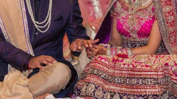  పెళ్లి చెయ్యాలని పెద్దలు చర్చలు