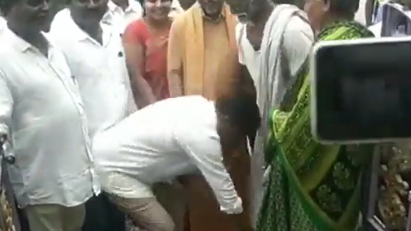 డిప్యూటీ సీఎం నారాయణ స్వామి పాదాభివందనం