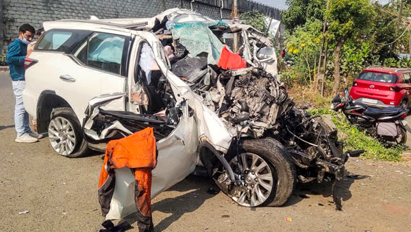 New Year: Nine people were killed and 32 injured in a horrific accident between a car and bus in Gujarat. New Year: Nine people were killed and 32 injured in a horrific accident between a car and bus in Gujarat.