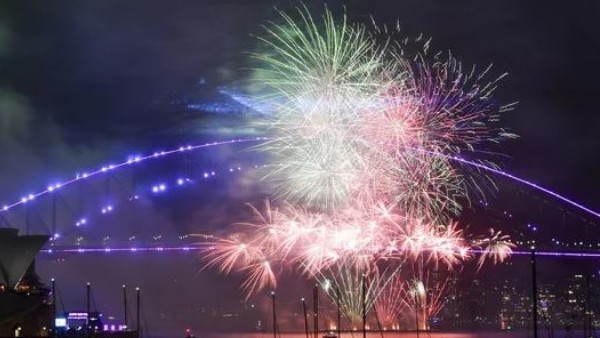 2023 అడుగుపెట్టిన న్యూజిలాండ్: స్కైటవర్ వద్ద సంబరాలు