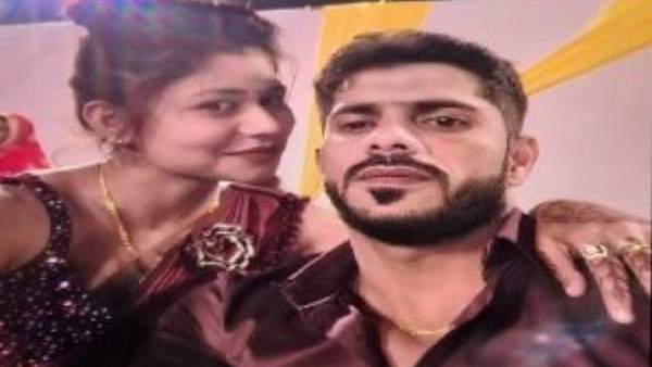 క్లూ ఇచ్చిన యువతి చెప్పులు