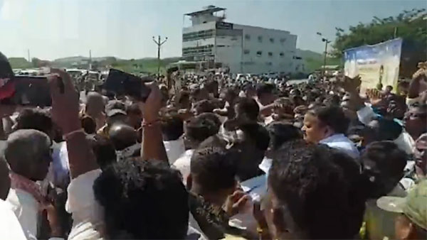 ఎమ్మెల్యేకు వ్యతిరేకం నినాదాలతో ఎమ్మెల్యేకు వ్యతిరేకం నినాదాలతో