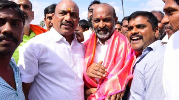 మోడీ వచ్చే ముందు కేటీఆర్ కు కాలు విరుగుతుంది.. కరోనా వస్తుంది మోడీ వచ్చే ముందు కేటీఆర్ కు కాలు విరుగుతుంది.. కరోనా వస్తుంది
