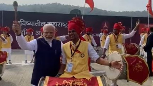 మెట్రో రైలులో ప్రయాణం..