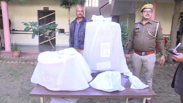 రక్తపు మరకలు కడుగుతూ దొరికేశాడు రక్తపు మరకలు కడుగుతూ దొరికేశాడు