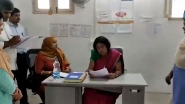 MAUD Special Chief Secretary Srilakshmi made surprise visit in Tadepalli Municipality MAUD Special Chief Secretary Srilakshmi made surprise visit in Tadepalli Municipality