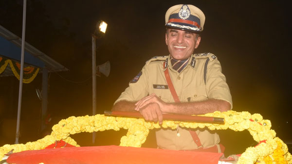 పూల వాహనంలో తరుణ్ జోషి .. పోలీసుల గౌరవ వందనం