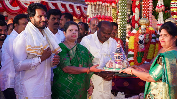 మాజీ సీఎం కుమారస్వామి మాజీ సీఎం కుమారస్వామి