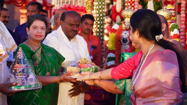 కనుల పండుగగా శ్రీవారి కల్యాణం కనుల పండుగగా శ్రీవారి కల్యాణం