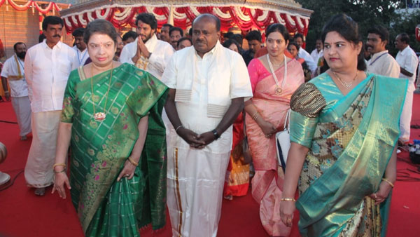 మాజీ ప్రధాని, మాజీ సీఎంతో సహా మాజీ ప్రధాని, మాజీ సీఎంతో సహా