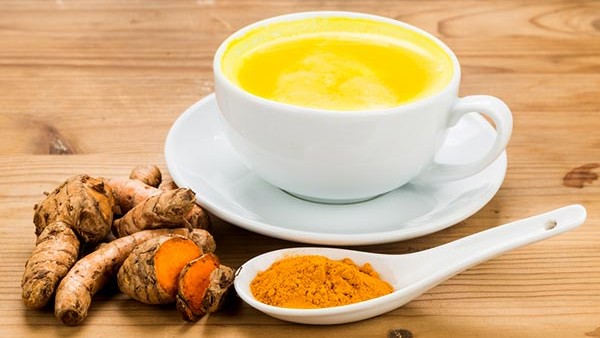 వేడి పాలలో పసుపు వేసుకుని తాగితే ఆ అనారోగ్య సమస్యలు మాయం