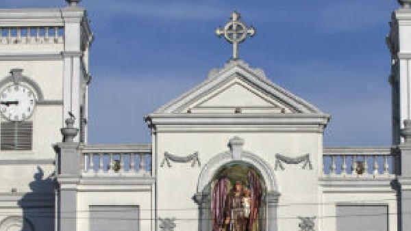 చర్చి వెనుక తలుపులు పగలగొట్టి ?