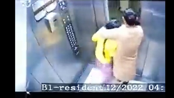 లిఫ్ట్ లో సీసీటీవీ కెమెరాల్లో ?