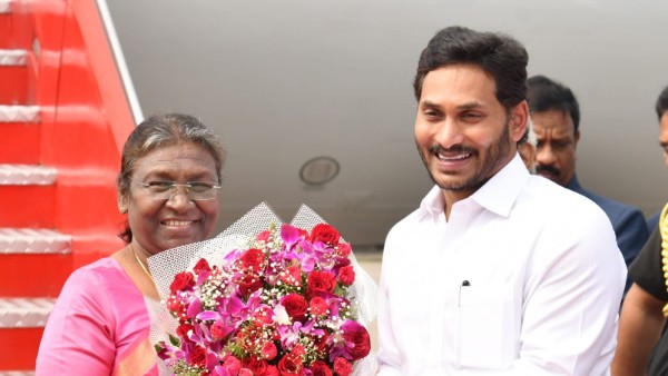 Indian president reached at gannavaram airport
