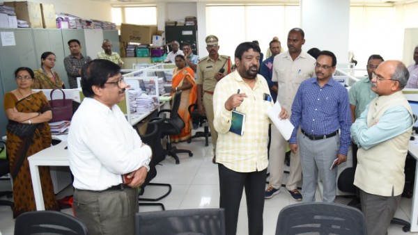after ys jagans orders, cs jawahar reddy hold sudden checks on secretariat employees after ys jagans orders, cs jawahar reddy hold sudden checks on secretariat employees