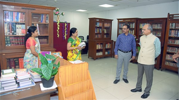after ys jagans orders, cs jawahar reddy hold sudden checks on secretariat employees after ys jagans orders, cs jawahar reddy hold sudden checks on secretariat employees