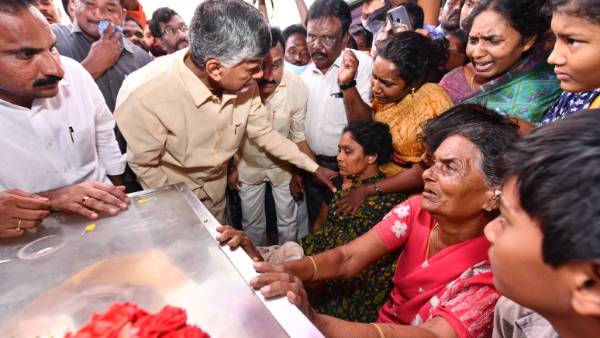 chandrababu handover rs.15 lakhs to each kandukur victim family, rs.8 lakhs from leaders