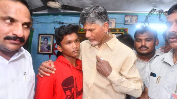 chandrababu handover rs.15 lakhs to each kandukur victim family, rs.8 lakhs from leaders
