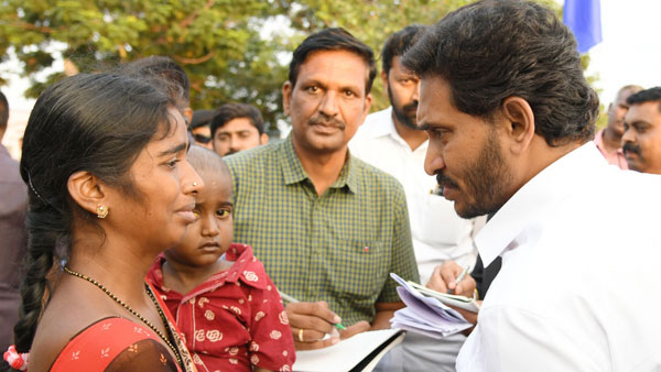 మూడున్నరేళ్లకే లివర్ దెబ్బతిన్న చిన్నారితో తల్లిండ్రులు మూడున్నరేళ్లకే లివర్ దెబ్బతిన్న చిన్నారితో తల్లిండ్రులు