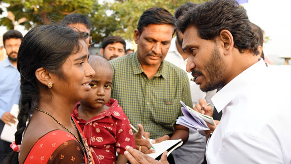 జగన్ వద్దకు కన్నీళ్లతో చిన్నారి తల్లిదండ్రులు జగన్ వద్దకు కన్నీళ్లతో చిన్నారి తల్లిదండ్రులు