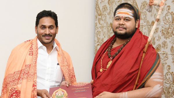 జగన్‌ను కలిసిన స్వాత్మానందేంద్ర స్వామి