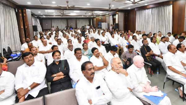 ప్రతీ 50 ఇళ్లకు ఇద్దరు వాలంటీర్లు ? ప్రతీ 50 ఇళ్లకు ఇద్దరు వాలంటీర్లు ?