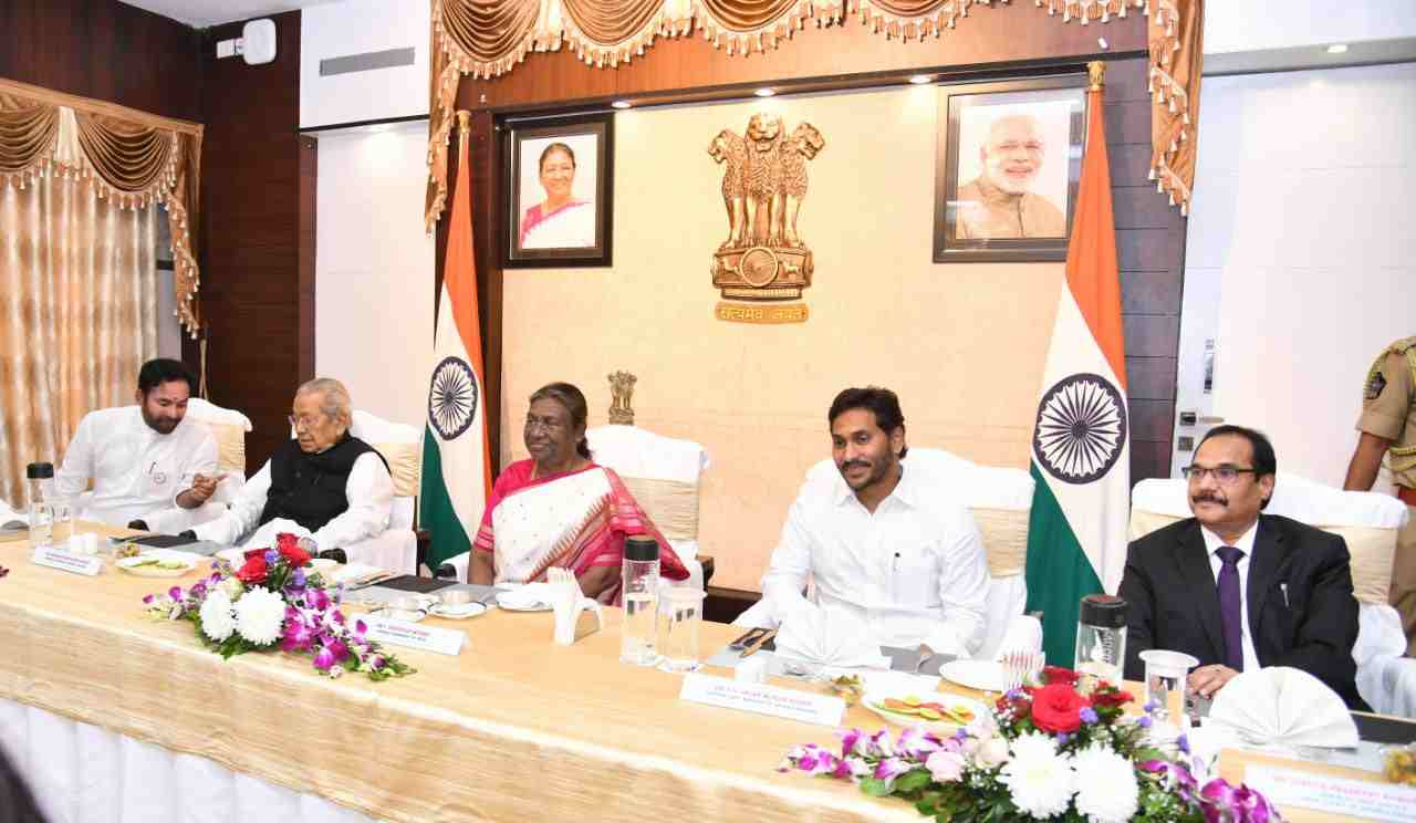 YS Bharathi, wife of CM YS Jagan met as courtesy to President of India Draupadi Murmu in Vijayawada.