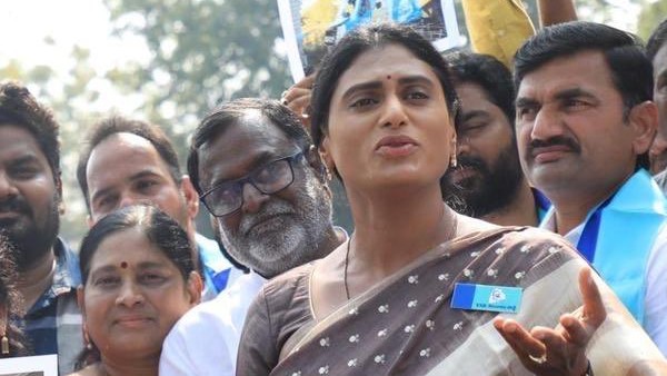 కేసీఆర్ ఫ్యామిలీ మొత్తం నటులే.. ఎవరేం నాటకాలు ఆడారంటే ..: షర్మిల 