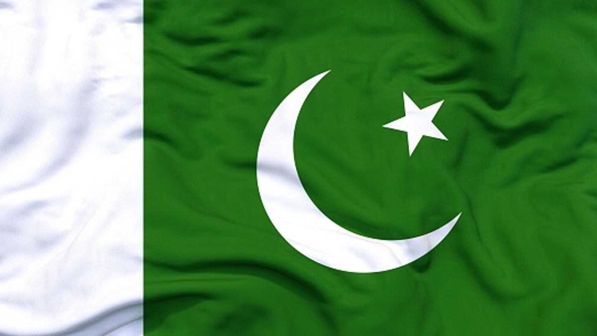 With the economic crisis in Pakistan, it is expected to cut the salaries of employees With the economic crisis in Pakistan, it is expected to cut the salaries of employees