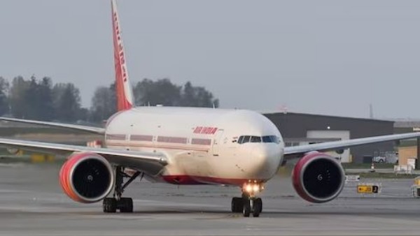 విమానంలో ప్రయాణికురాలి దుప్పటిపై మూత్రం పోశాడు