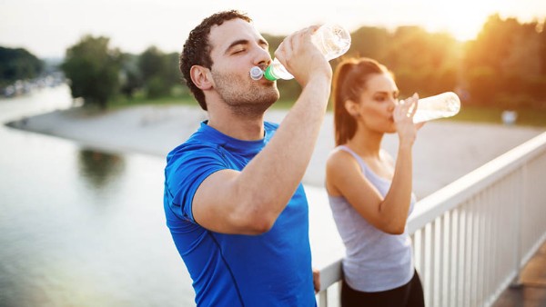 నీరు తక్కువ తీసుకుంటే తలనొప్పితో పాటు ఈ సమస్యలు