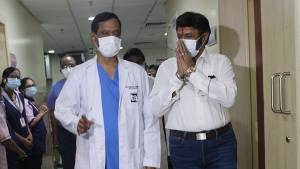 ఆస్పత్రిలో వైద్యులతో బాలయ్య