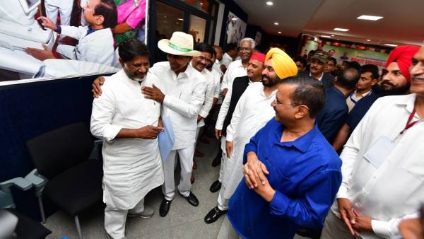 ఆప్యాయంగా.. ఆప్యాయంగా..